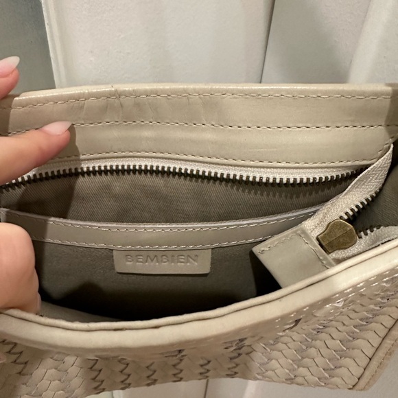 Elegant Cream Shoulder Bag - Picture 3 of 7